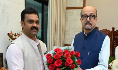 राज्यपाल श्री डेका से केन्द्रीय ग्रामीण विकास राज्य मंत्री श्री पासवान ने किया सौजन्य भेंट