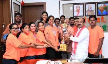 उप मुख्यमंत्री श्री अरुण साव से फेडरेशन कप मिक्स्ड नेटबॉल चैंपियनशिप में रजत पदक जीतने वाले खिलाड़ियों ने की मुलाकात