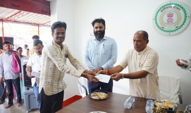 जरूरतमंदों के लिए संवेदनशील पहल: माटीकला बोर्ड अध्यक्ष श्री शंभूनाथ चक्रवर्ती ने रनपुर में वितरित किए सहायता राशि के चेक