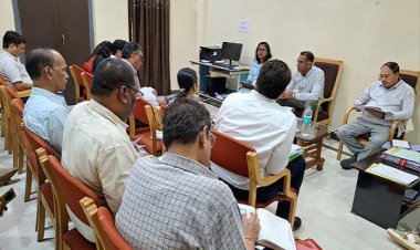 बस्तर में सड़कों और पुलों के काम में आएगी तेजी, लोक निर्माण विभाग के सचिव ने अधिकारियों व ठेकेदारों की ली बैठक