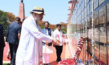 केंद्रीय गृहमंत्री श्री अमित शाह ने अमर वाटिका में शहीदों को दी श्रद्धांजलि, परिजनों से की आत्मीय मुलाकात