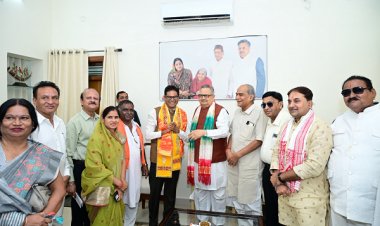 विधानसभा अध्यक्ष डॉ. रमन सिंह से वित्त मंत्री श्री ओपी चौधरी ने की सौजन्य मुलाकात