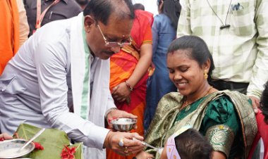 ’मुख्यमंत्री श्री विष्णु देव साय ने बच्चों को कराया अन्नप्राशन, गर्भवती महिलाओं की गोदभराई कार्यक्रम में दी शुभकामनाएं’