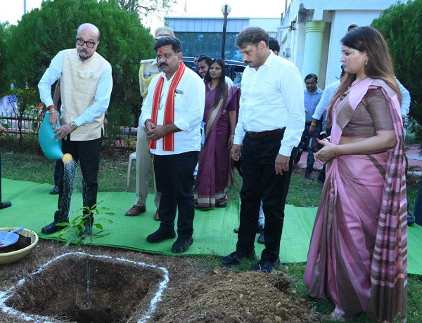 राज्यपाल श्री रमेन डेका ने किया पौधरोपण, कवर्धा कलेक्ट्रेट परिसर में रोपा आम का पौधा, पर्यावरण संरक्षण का दिया संदेश