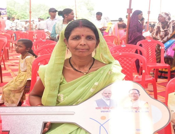 सावित्री नाग और मोनिका यादव के पक्के मकान का सपना हुआ पूरा
