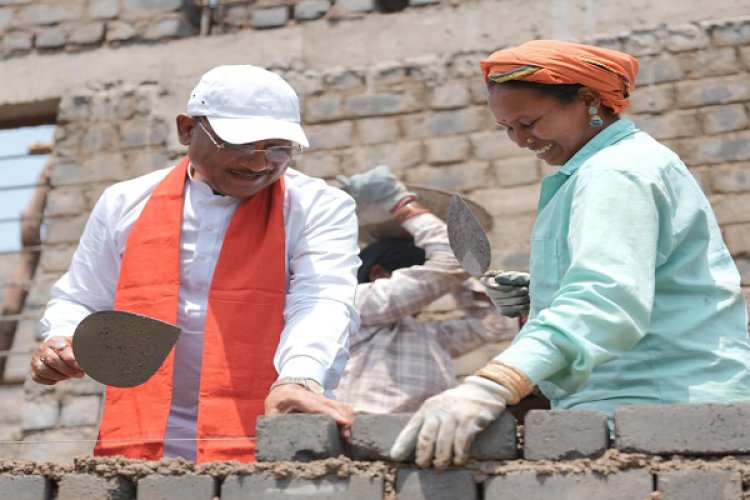 निर्माण स्थल पर मुख्यमंत्री का श्रमदान : श्रमिक बहनों के साथ की ईंट जोड़ाई