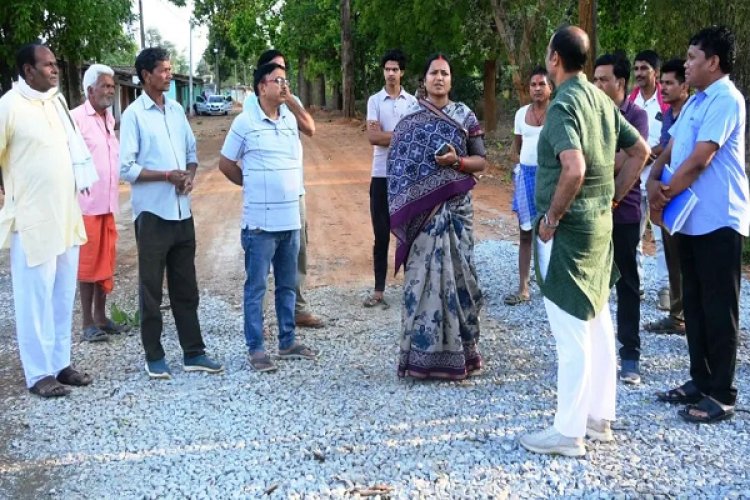 समयसीमा और गुणवत्ता पर फोकस: मंत्री श्रीमती लक्ष्मी राजवाड़े ने सड़क निर्माण कार्य का किया निरीक्षण