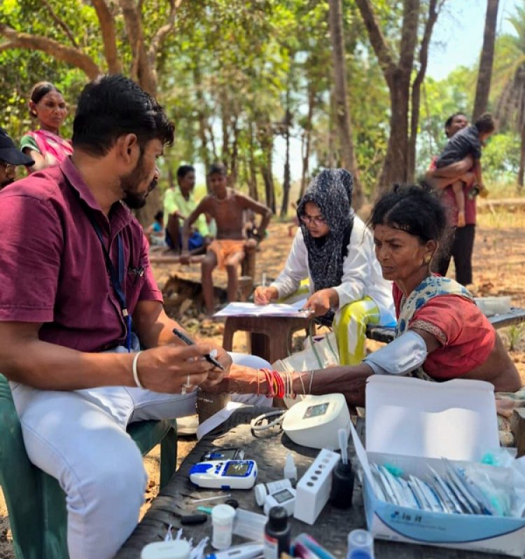 घने जंगलों और नदी-नालों को पार कर स्वास्थ्य दूतों ने बचाई दो मासूमों की जान