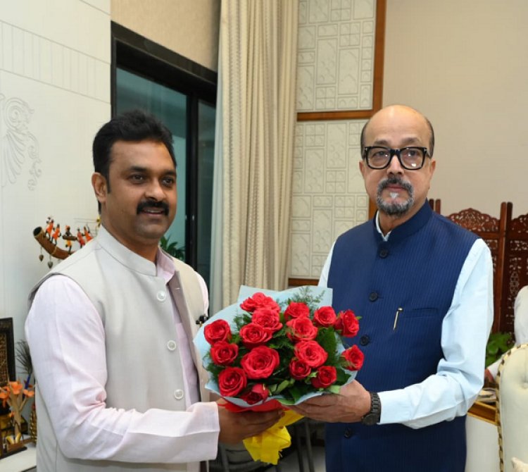 राज्यपाल श्री डेका से केन्द्रीय ग्रामीण विकास राज्य मंत्री श्री पासवान ने किया सौजन्य भेंट