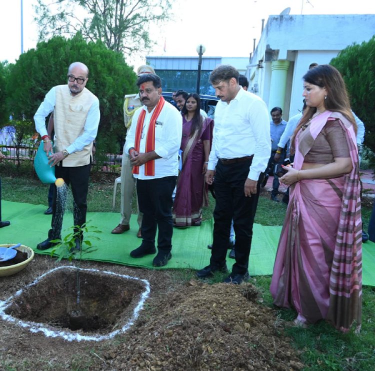 राज्यपाल श्री रमेन डेका ने किया पौधरोपण, कवर्धा कलेक्ट्रेट परिसर में रोपा आम का पौधा, पर्यावरण संरक्षण का दिया संदेश