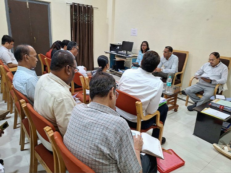 बस्तर में सड़कों और पुलों के काम में आएगी तेजी, लोक निर्माण विभाग के सचिव ने अधिकारियों व ठेकेदारों की ली बैठक