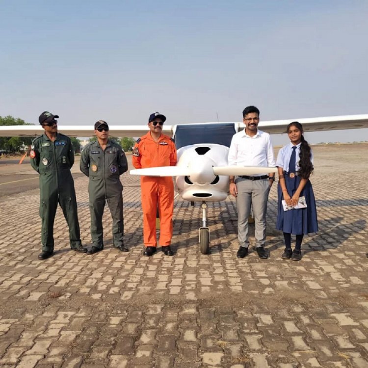 फाइटर प्लेन और कॉकपिट का लिया रोमांचक अनुभव, एयरक्राफ्ट की कार्यप्रणाली समझकर बढ़ाया ज्ञान