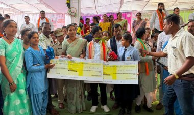बस्तर की बेटियों ने पेश की सफलता की मिसाल, तेंदूपत्ता संग्राहक परिवारों की रुद्राणी और डालेश्वरी ने बढ़ाई अंचल की शान