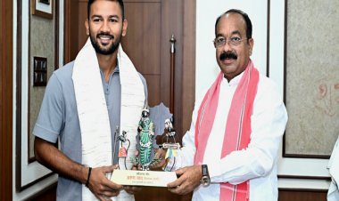 उप मुख्यमंत्री श्री अरुण साव से क्रिकेटर आयुष पाण्डेय ने की सौजन्य मुलाकात