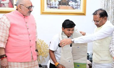 श्रीलंका दौरे के लिए भारतीय अंडर-19 महिला क्रिकेट टीम की उपकप्तान बनीं महक नरवासे : मुख्यमंत्री श्री विष्णु देव साय ने किया सम्मानित