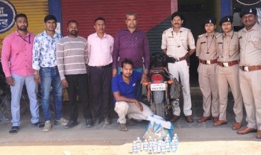 दोपहिया वाहन से अवैध शराब जब्त