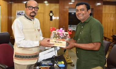राज्यपाल श्री डेका को जगदलपुर के ट्री मैन ने भेंट की मियाजाकी आम