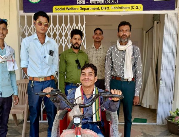 दिव्यांग मनुराज को मिला संबल, मोटराइज्ड ट्राईसाइकिल से अब शिक्षा की राह होगी आसान